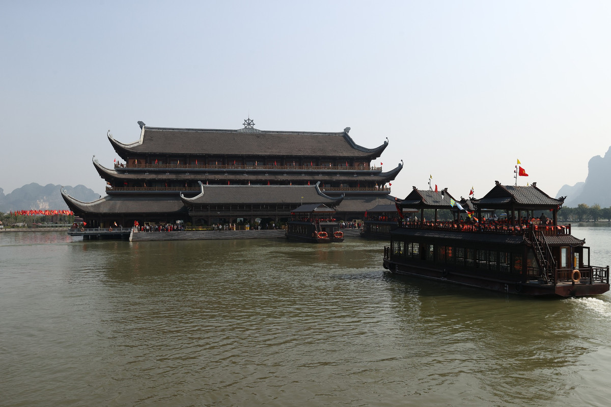 Sáng ngày 12/2 (tức mùng 3 Tết Giáp Thìn), nhiều đoàn khách từ khắp nơi đã đến quần thể khu du lịch Tam Chúc để du xuân đầu năm.