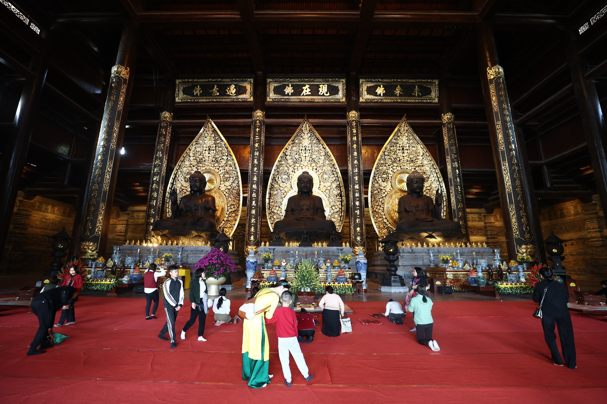 Điện Tam Thế là công trình đầu tiên trong quần thể chùa. Bên trong điện có 3 bức tượng Phật làm bằng đồng, đằng sau là lá bồ đề dát vàng. Mỗi bức nặng tới 200 tấn. Tại đây, du khách lưu ý bỏ giày, dép ở bên ngoài trước khi vào làm lễ.