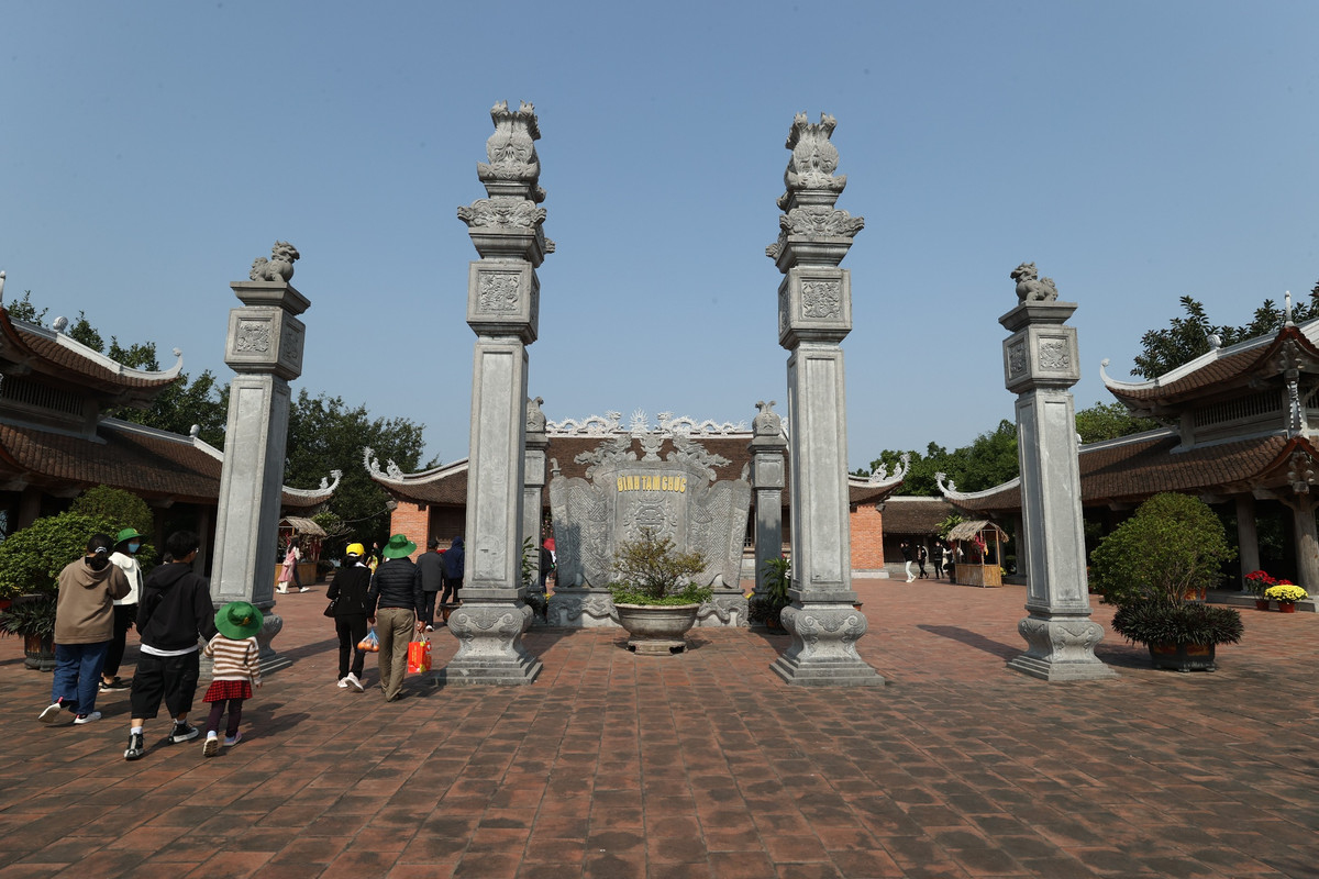 Tam Chúc là ngôi chùa lớn nhất Việt Nam, nằm tại thị trấn Ba Sao và xã Khả Phong, huyện Kim Bảng, tỉnh Hà Nam, cách trung tâm Hà Nội khoảng 60 km.