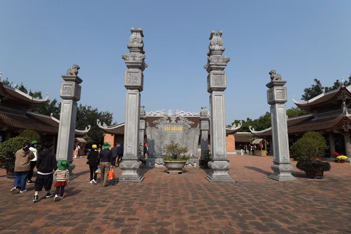 Tam Chúc là ngôi chùa lớn nhất Việt Nam, nằm tại thị trấn Ba Sao và xã Khả Phong, huyện Kim Bảng, tỉnh Hà Nam, cách trung tâm Hà Nội khoảng 60 km.