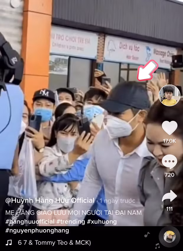 Cụ thể, Hằng Hữu đã đăng tải một đoạn clip ghi lại cảnh bà Phương Hằng đến Đại Nam hôm 31/10 vừa qua. Trong đoạn clip, bà chủ của khu du lịch nghìn tỷ được bảo vệ nghiêm ngặt bởi lực lượng an ninh nhưng nổi bật nhất là một người vệ sĩ mặc áo sơ mi trắng. Người này có vóc dáng cao to, cơ bắp và luôn ở sát cạnh để bảo vệ bà chủ.