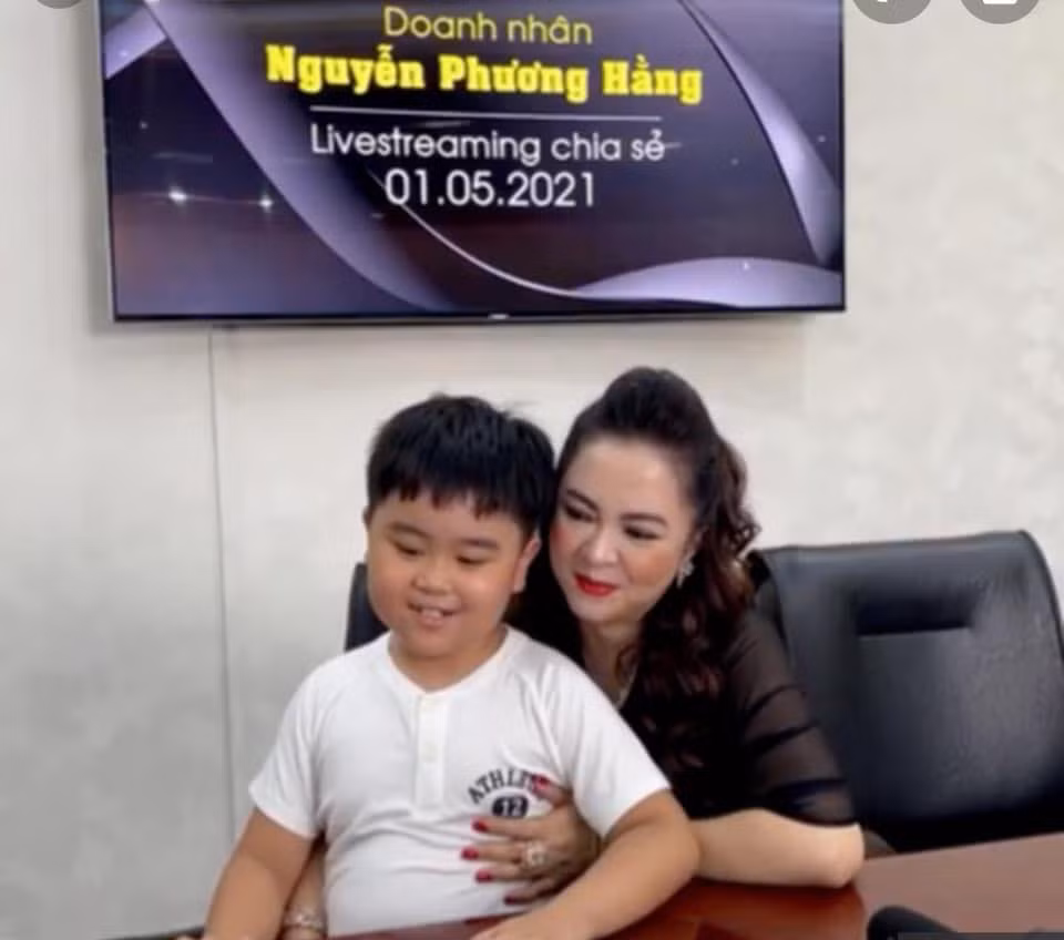 Hiện tại, kênh TikTok của Hằng Hữu đang sở hữu hơn 3 ngàn theo dõi, kênh Youtube với hơn 33 nghìn lượt theo dõi.