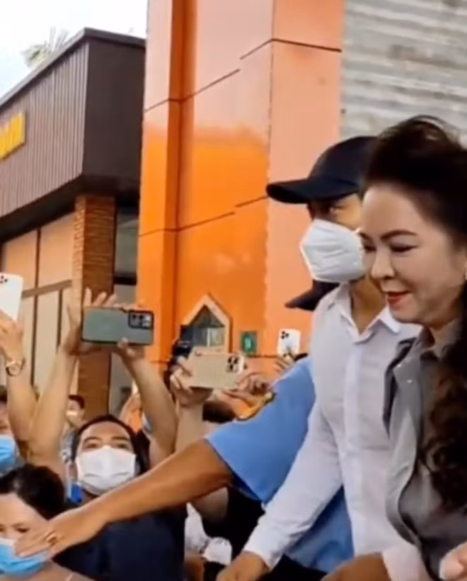 Khi mẹ bắt đầu chuyển qua nền tảng TikTok thì Hằng Hữu cũng nhanh chóng sở hữu một kênh TikTok của riêng mình.