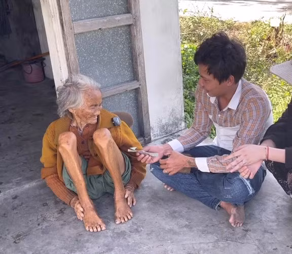 Lộc cất cho bà ngôi nhà để bà nằm, ăn uống cho nó an toàn chứ cái nhà này nó quá nguy hiểm luôn đó mọi người. Trên tay Lộc bây giờ là 1,5 triệu nha mọi người. Cái tiền này của Lộc, muốn bà mua cái gì cho ngon ngon. Lộc không có nhiều nhưng đây là tấm lòng của mình, của ít lòng nhiều mọi người ạ." Lộc Fuho nói.