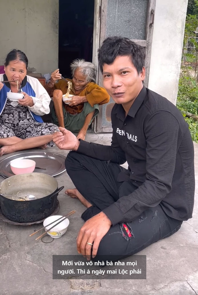 Lộc Fuho nói thêm về hoàn cảnh của cụ: "Đồ ăn của bà toàn dưa chua với cà chua không à. Rồi cơm bà nấu nhìn mà xót. Mọi người nhìn chân của bà này, nó cong luôn. Rồi cả cái tay nữa, cũng bị. Lộc tính sau video này Lộc xin 1 miếng đất nhỏ nhỏ ở đây...