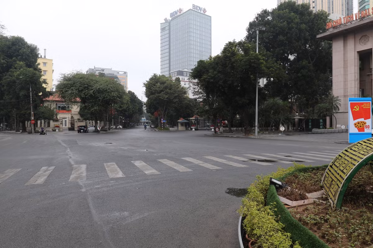 Một số phương tiện di chuyển trên đường, không còn tình trạng kẹt xe đầy khói bụi như ngày thường nữa...