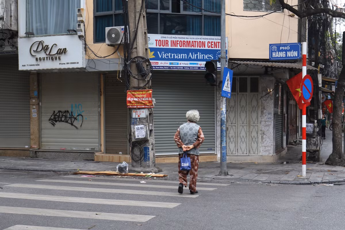 Trên những con phố cổ, người dân không còn cảnh xô bồ, nhộn nhịp buôn bán mà thay vào đó là không gian yên tĩnh đến bình dị.