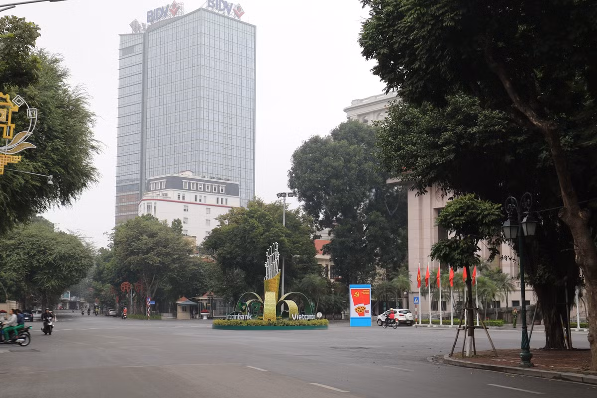 Góc phố Ngô Quyền trước cửa Ngân hàng Nhà nước xe cộ qua lại thưa thớt.