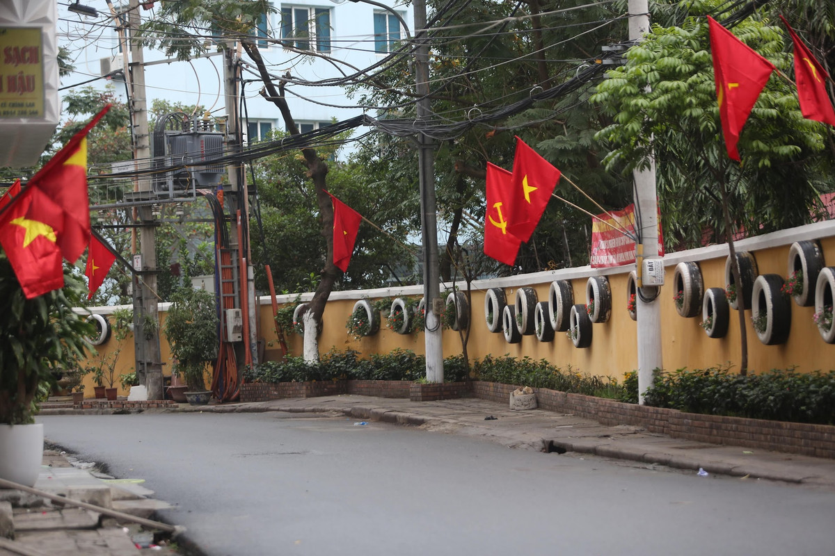 Không chỉ có những con phố to vắng người mà những ngõ nhỏ cũng chung cảnh đìu hiu.