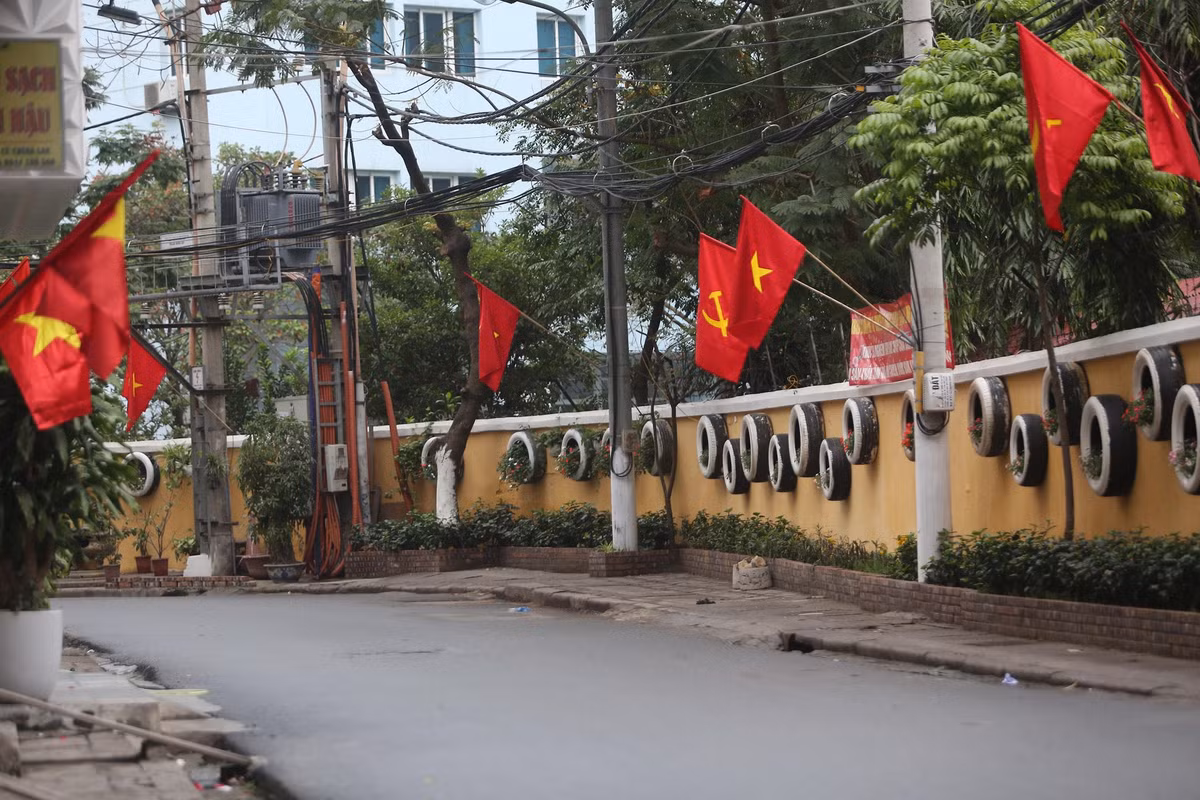 Không chỉ có những con phố to vắng người mà những ngõ nhỏ cũng chung cảnh đìu hiu.