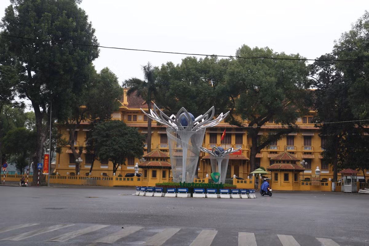 Chieu 30 Tet, Ha Noi vang lang den la thuong khien long nguoi xao xuyen