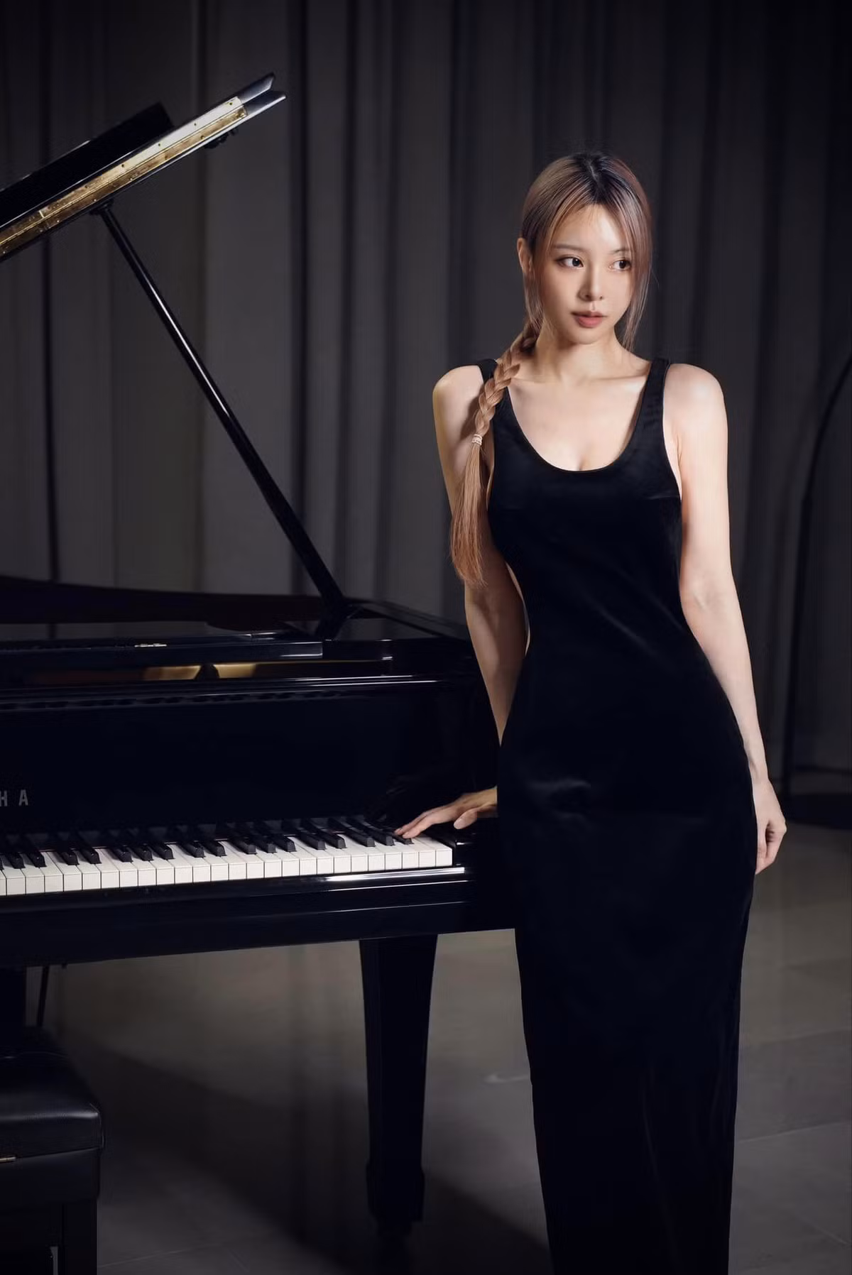 Lý Nguyên Linh (sinh năm 1989, tại Malaysia) nổi tiếng trên truyền thông với biệt danh "nữ thần piano gợi cảm nhất châu Á” hay "Hot girl số 1 Malaysia".