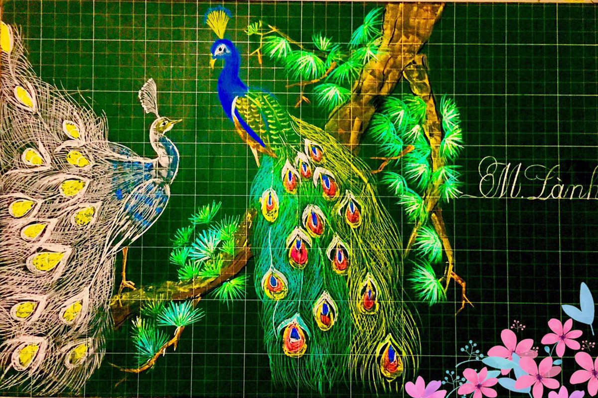 Bức tranh đôi chim công bằng phấn màu. Cô giáo hy vọng dịch bệnh qua mau để cô trò trở lại trường, cô lại được vẽ tranh cho học sinh ngắm.