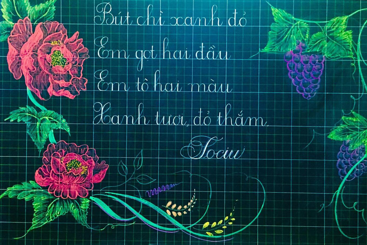 Cô giáo dạy lớp 2 chia sẻ mất 20-30 phút để hoàn thành một bức tranh. Ngoài phong cảnh quê hương, cô thường họa lại những bức tranh thêu về chim phượng, công.