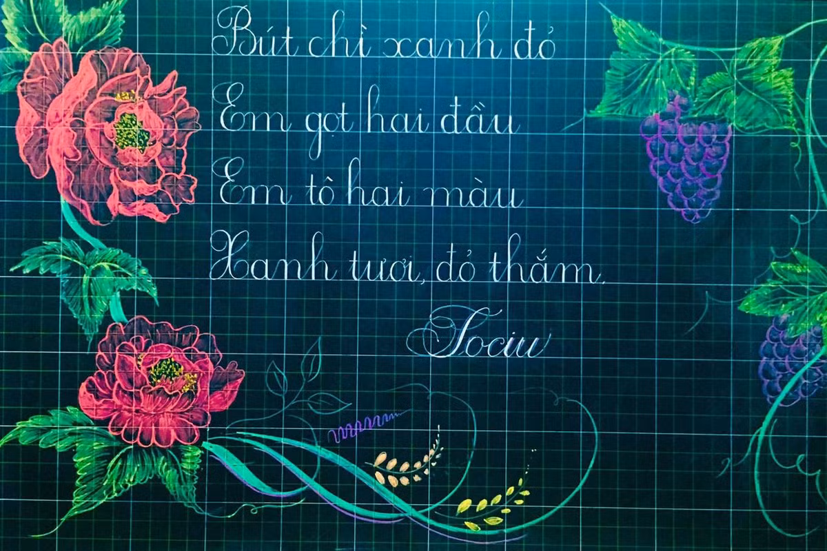 Cô giáo dạy lớp 2 chia sẻ mất 20-30 phút để hoàn thành một bức tranh. Ngoài phong cảnh quê hương, cô thường họa lại những bức tranh thêu về chim phượng, công.