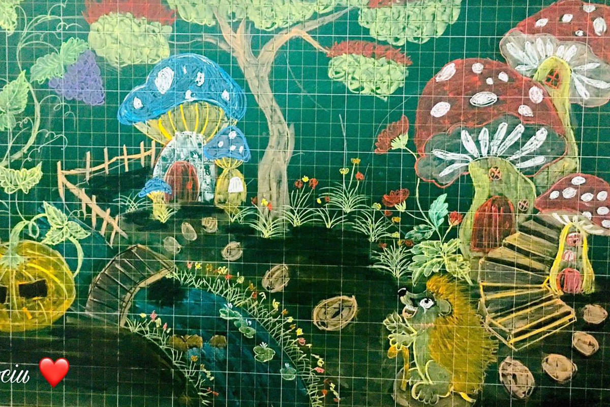 Một bức tranh vẽ khu vườn với cây nấm, do cô Lành vẽ trong một buổi giảng dạy.