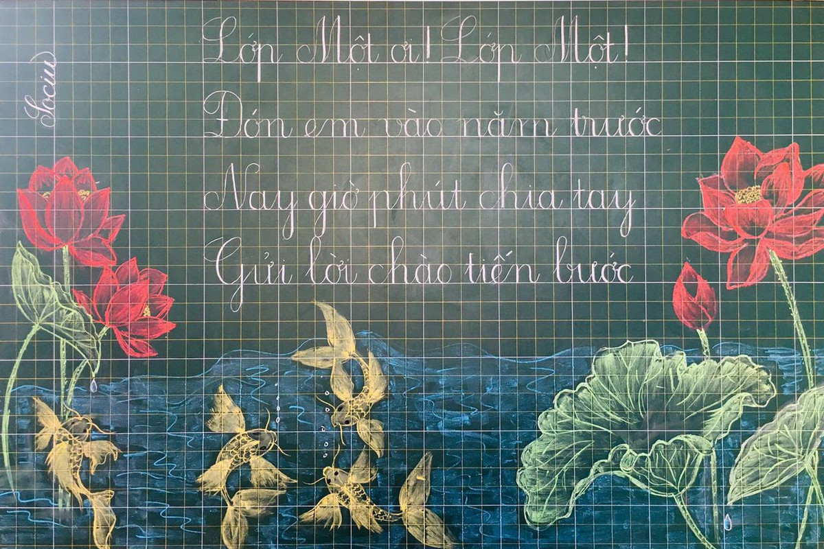 Tranh thủ giờ nghỉ trưa, cô Lành vẽ những bức tranh trang trí trước buổi sinh hoạt lớp. Cô giáo trẻ 9X mong muốn những bức tranh trên bảng sẽ làm cho học sinh hứng thú hơn khi học.