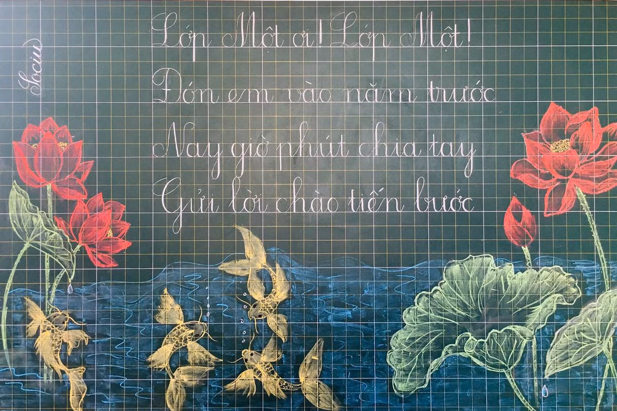 Tranh thủ giờ nghỉ trưa, cô Lành vẽ những bức tranh trang trí trước buổi sinh hoạt lớp. Cô giáo trẻ 9X mong muốn những bức tranh trên bảng sẽ làm cho học sinh hứng thú hơn khi học.