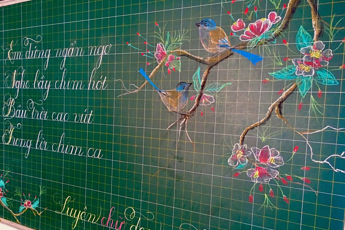 Cụ thể, chủ nhân của những vẽ lên bảng là Trần Thị Mộng Lành 28 tuổi, hiện đang công tác tại trường Tiểu học số 1 Vinh Thanh - Huế.