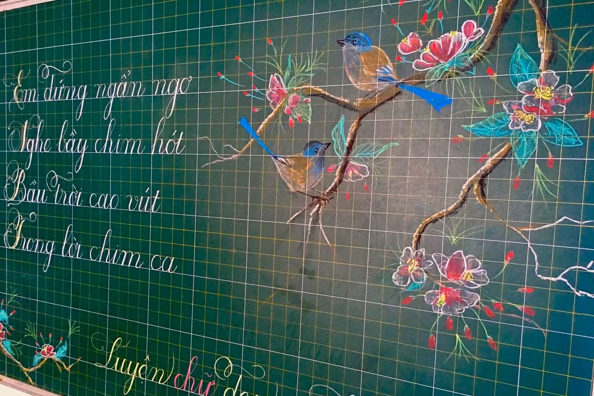 Cụ thể, chủ nhân của những vẽ lên bảng là Trần Thị Mộng Lành 28 tuổi, hiện đang công tác tại trường Tiểu học số 1 Vinh Thanh - Huế.