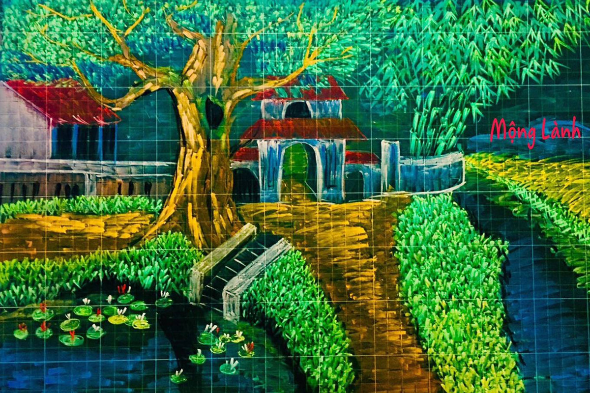 Do Covid-19, trường Tiểu học số 1 Vinh Thanh đóng cửa, học sinh nghỉ học. Nhớ trường lớp, cô Lành lại mang ảnh chụp các bức tranh trên bảng ra ngắm, đăng lên Facebook cá nhân.