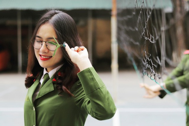 Chia sẻ với Zing, nữ thủ khoa cho biết hành trình đến với công việc cứu hỏa chưa bao giờ là dễ dàng. Đặc biệt khi là con gái, để học tốt các môn kỹ thuật cô phải cố gắng, nỗ lực hết mình. Thời điểm mới vào trường, cô khá áp lực vì không quen với sự rèn luyện vất vả ở môi trường lực lượng vũ trang. Nhưng niềm đam mê màu áo xanh cảnh sát đã giúp Giang vượt qua mọi khó khăn.