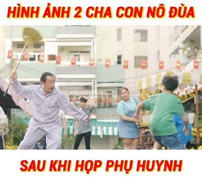 Hình ảnh cha và con sau buổi họp phụ huynh.