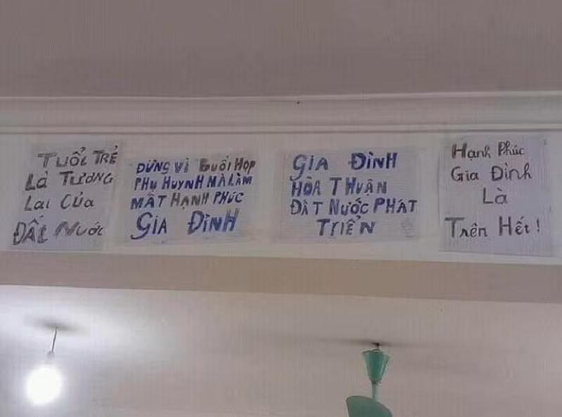 Khẩu hiệu phổ biến của học sinh những ngày cận kề với buổi họp quan trọng là "Đừng để buổi họp phụ huynh học sinh ảnh hưởng đến hạnh phúc gia đình".