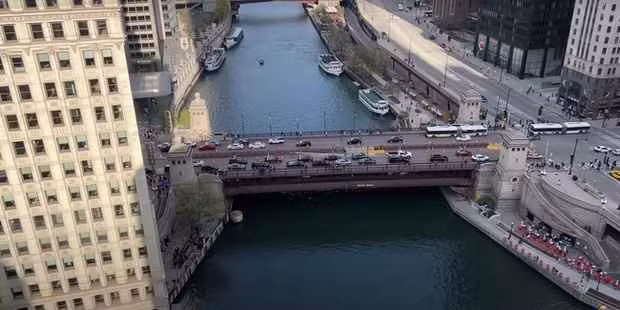 "Rất nhiều tower mình đi trên thế giới reivew cho các bạn xem, tuy cao nhưng không có được cái view đắt tiền như thế này. View nhìn xuống sông, đẹp kinh khủng", Khoa Pug nói.