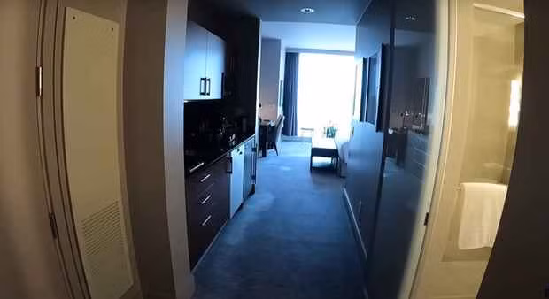 Theo Khoa Pug, Trump International Hotel and Tower là một trong những khách sạn đắt đỏ bậc nhất Chicago và cũng là tòa nhà cao thứ tư ở Mỹ, được xây dựng từ năm 2009 với kinh phí lên tới gần 900 triệu đô.