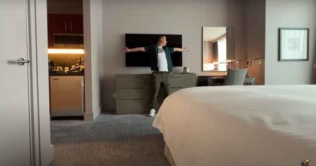 Menu ăn uống có mức giá trung bình tới cao cấp, ví dụ như socola 10 đô, chai nước 330ml nhỏ giá 8 đô, chai lớn 15 đô, chai rượu 175 đô...