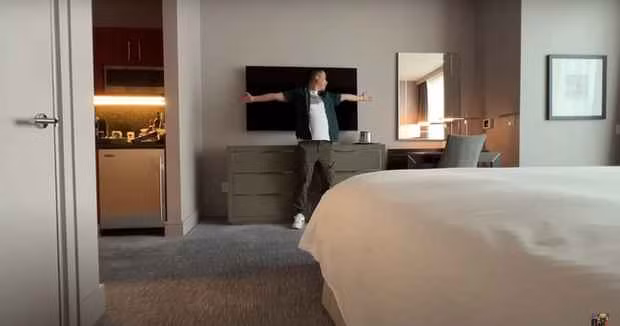 Menu ăn uống có mức giá trung bình tới cao cấp, ví dụ như socola 10 đô, chai nước 330ml nhỏ giá 8 đô, chai lớn 15 đô, chai rượu 175 đô...