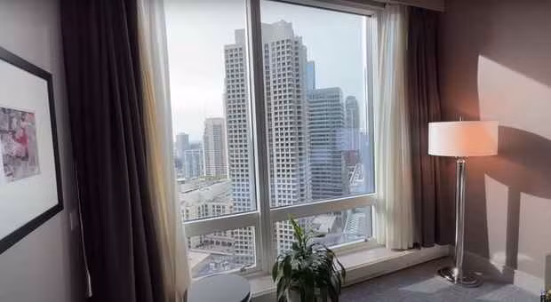 Điều khiến Khoa Pug ưng ý nhất là view đắc địa của căn phòng nhìn ra toàn thành phố Chicago, phía dưới là con sông Chicago - con sông nổi tiếng trên thế giới chảy ngược.