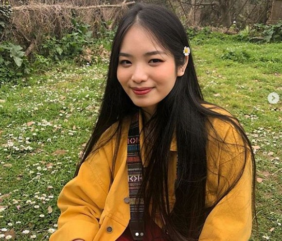 Con gái Duy Mạnh lấy nghệ danh là Cầm, gây ấn tượng với mái tóc hồng rực cá tính cùng gu thời trang trẻ trung, năng động.