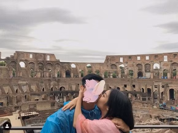 Tuy nhiên, sau khi đi du học về, Thu Cầm quyết định trở thành ca sĩ giống bố.