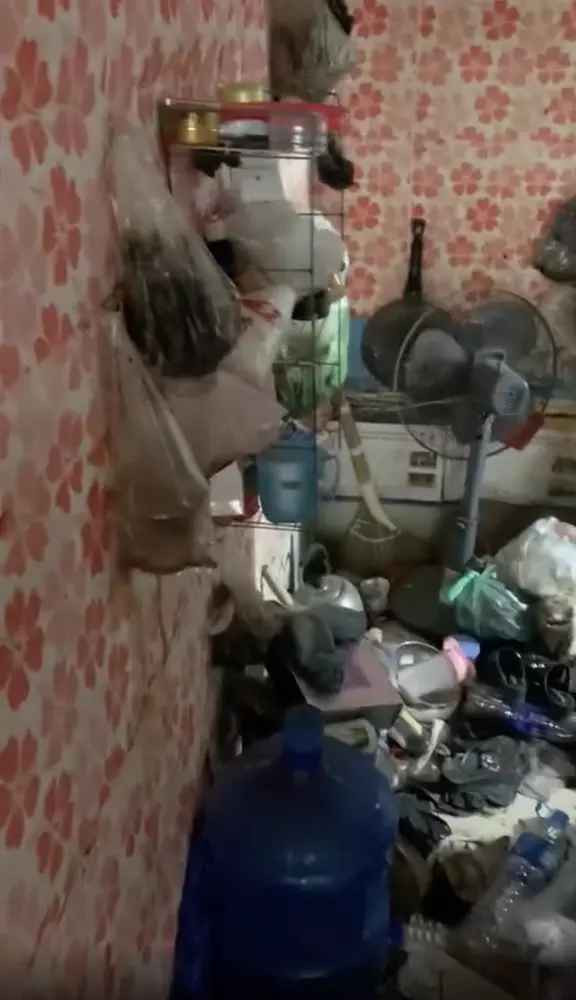 Khi cửa phòng vừa mở, tất cả đều quá kinh hoàng trước cảnh tượng trước mắt. Qua những hình ảnh được ghi lại có thể thấy, toàn bộ căn phòng của cô gái thuê trọ không còn một chỗ trống bởi khắp nơi đều ngập rác.