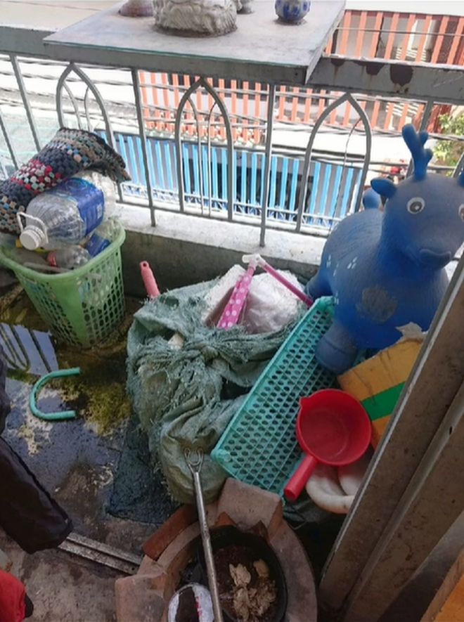 Phải thừa nhận rằng, thời gian qua nhiều bạn trẻ hồn nhiên sống trong căn phòng ngập ngụa toàn rác là rác, đến mức muốn tìm một chỗ an toàn để đặt chân cũng bất khả thi chứ đừng nói là ngủ nghỉ hay thư giãn.