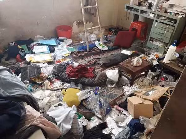 Dù phòng trọ có hôi hám, bẩn thỉu nhưng điều nghịch lý hơn nữa là thường thì những cao thủ với trình độ ở bẩn đỉnh nhất khi ra đường lại luôn là những nam thanh nữ tú trên mạng.