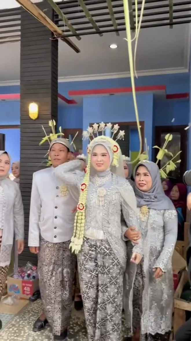 Trước đó, vào cuối tháng 2, gia đình Đạt Villa cũng đã vượt 5.000km sang Indonesia nói chuyện với gia đình nhà gái và lên kế hoạch kết hôn.