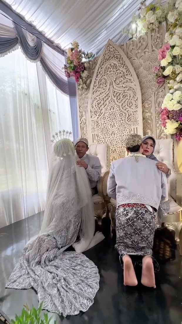 Trong đám cưới, cặp đôi thực hiện các nghi thức độc đáo theo phong tục địa phương như cô dâu hôn tay chú rể, ném hoa cho nhau, uống chung nước trong quả dừa,... với sự chứng kiến của gia đình và bạn bè hai bên.