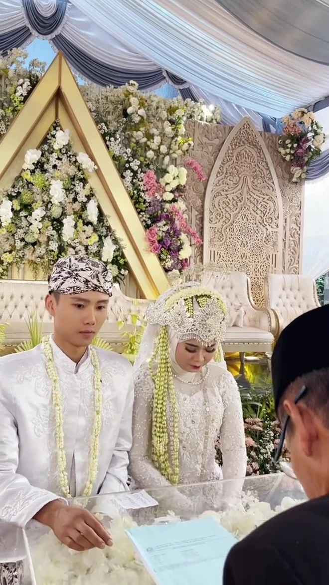 Theo các hình ảnh được chú rể chia sẻ, cặp đôi mặc trang phục truyền thống của Indonesia. Không gian tổ chức đám cưới cũng gây ấn tượng với nhiều hoa tươi.