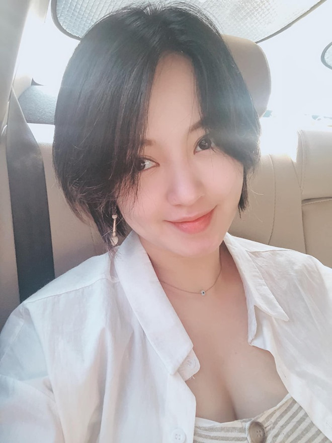 Đặc biệt, khi đứng cạnh cô con gái Bào Ngư (11 tuổi) nay đã lớn bổng như thiếu nữ, sự trẻ trung của Mi Vân càng làm người ta trầm trồ.