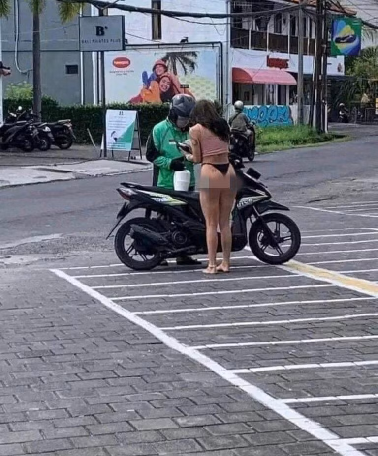 Nếu lưới qua một số trang mạng xã hội, không ít lần các thành viên chứng kiến những bài kêu gào của các shipper về việc một số vị khách hàng là nữ ăn mặc hớ hênh như áo ngực, váy ngủ, váy bodycon trễ cổ đi nhận hàng.