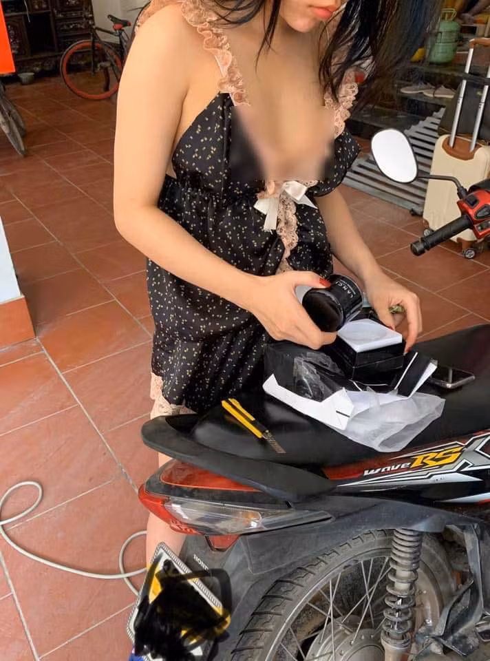 Bên cạnh một số ý kiến cho rằng các bạn nữ khi nhận đồ nên ăn mặc chỉn chu, lịch sự, tránh gây phản cảm thì cũng có những bình luận cho rằng các shipper không nên chụp ảnh người khác như vậy.