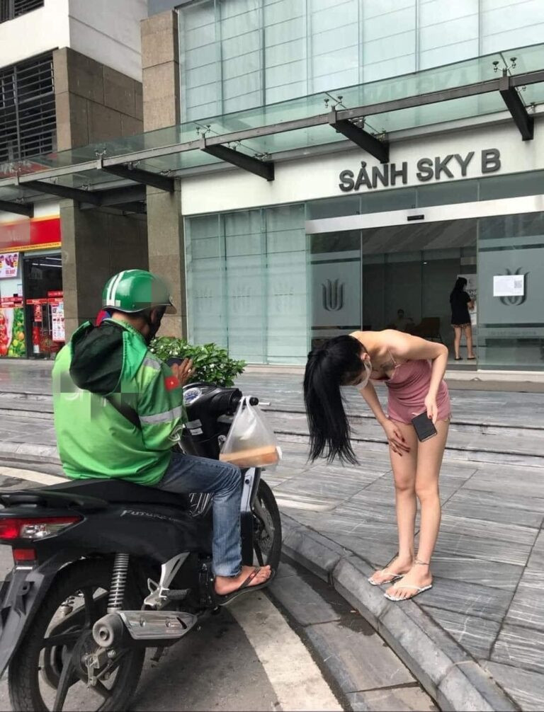 Với hội chị em, việc mua hàng online trở thành điều quen thuộc, thậm chí với nhiều người nó thành thói quen. Nhưng cũng từ đó, nhiều trường hợp oái oăm cũng xuất hiện theo. Điển hình như việc các shipper kêu gào thảm thiết khi gặp phải các khách hàng nữ có lối ăn mặc phản cảm khi ra nhận hàng.