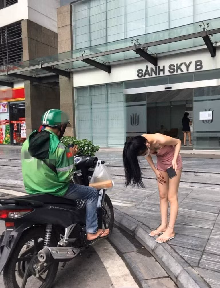 Khach nu an mac kieu nay nhan hang, shipper chi biet quay mat di