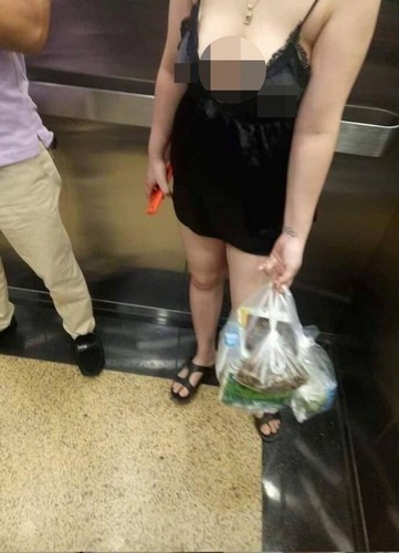 Trước đó, không ít lần các chàng shipper phải nhắm mắt để giao hàng khi gặp phải khách hàng nữ ăn mặc mát mẻ.