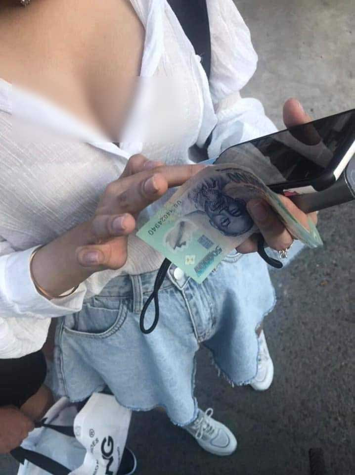 Không chỉ riêng Việt Nam, trào lưu mua sắm online còn nở rộ ở một số nước châu Á như Thái Lan, Trung Quốc, Đài Loan,... Và lối ăn mặc của các chị em khi đi nhận hàng vẫn luôn là chủ đề bàn tán trên các trang mạng.