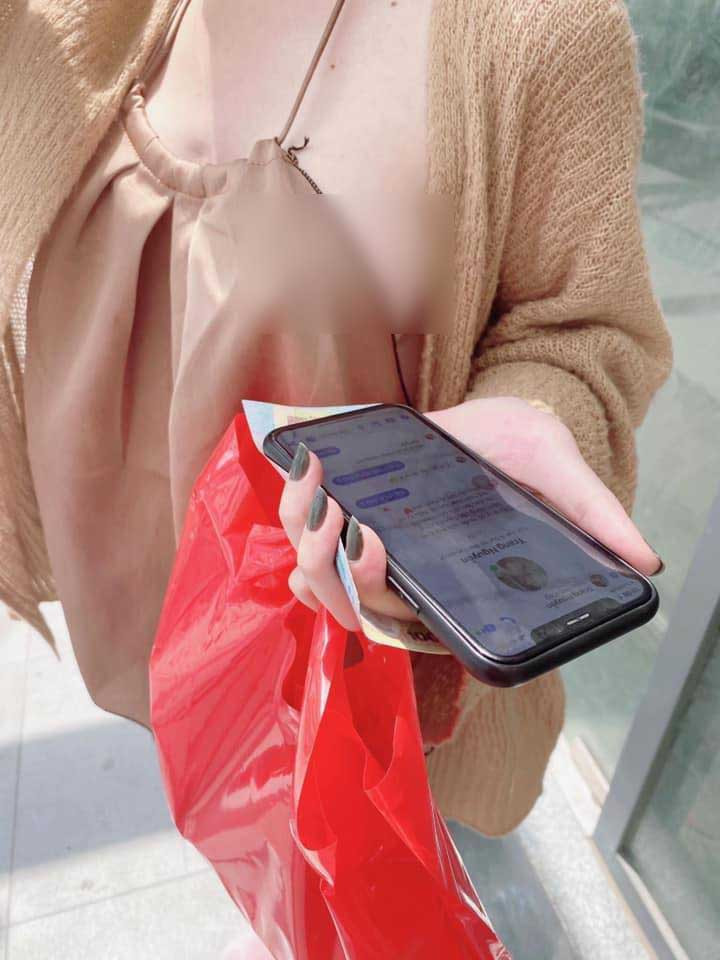 Còn nhớ câu chuyện xảy ra cách đây chưa lâu, một anh chàng shipper Thái Lan từng gửi tin nhắn cho khách nữ, với nội dung: "Khi lấy đồ, bạn vui lòng mặc áo ngực. Tôi không cảm thấy thoải mái cho lắm nếu bạn không mặc", nhằm ám chỉ các bạn nữ cần chú ý hơn trong cách ăn vận của mình.