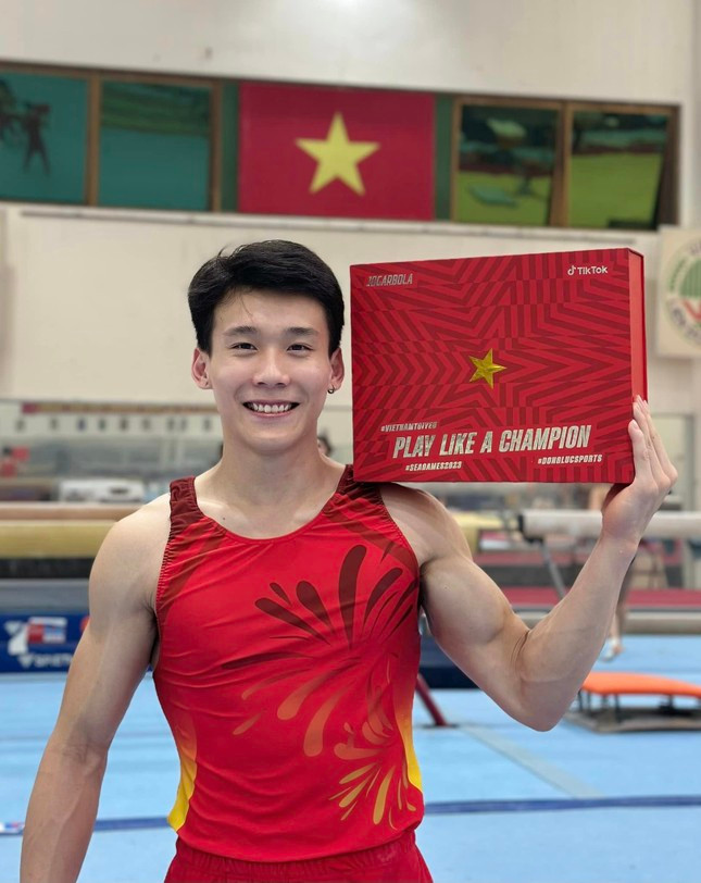 Tính từ lúc bắt đầu gắn bó với bộ môn Thể dục dụng cụ cho đến nay, Văn Vĩ Lương (sinh năm 2000) đã có hơn 10 năm chinh chiến khắp các giải đấu trong nước cũng như quốc tế.